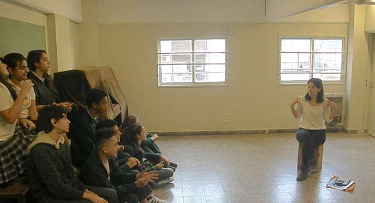 Alumnos de 1° y 4º año participaron de una clínica de canto