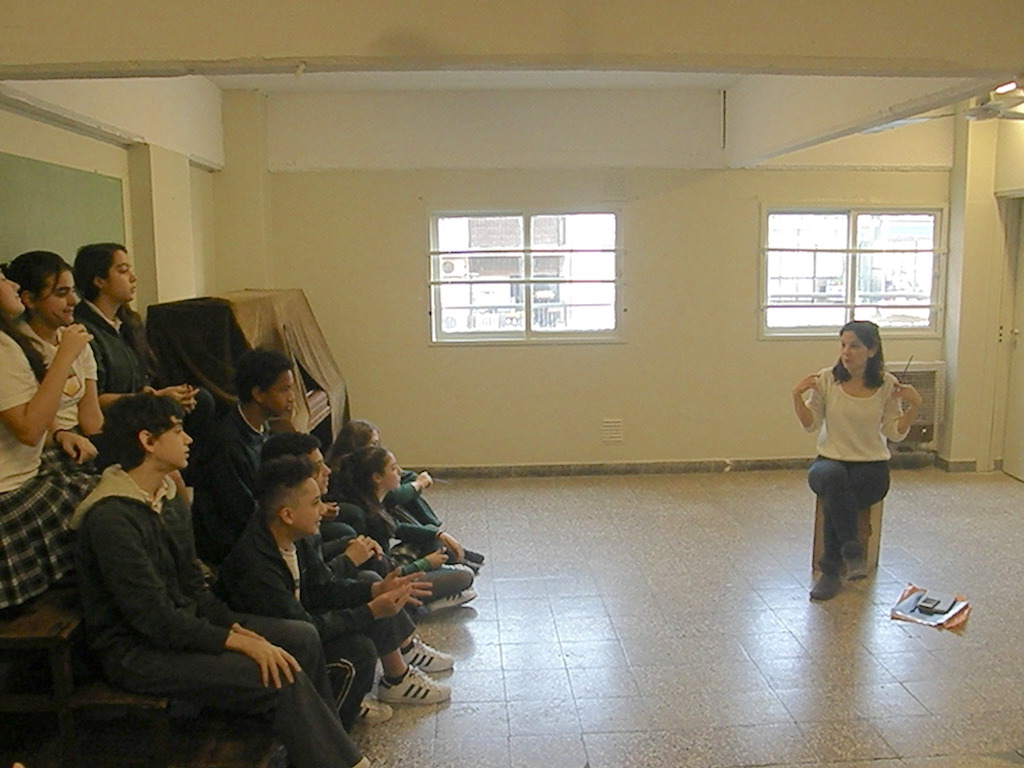 Alumnos de 1° y 4º año participaron de una clínica de canto