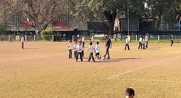 Los chicos de 4° a 7° grado entrenaron fútbol y las chicas handball