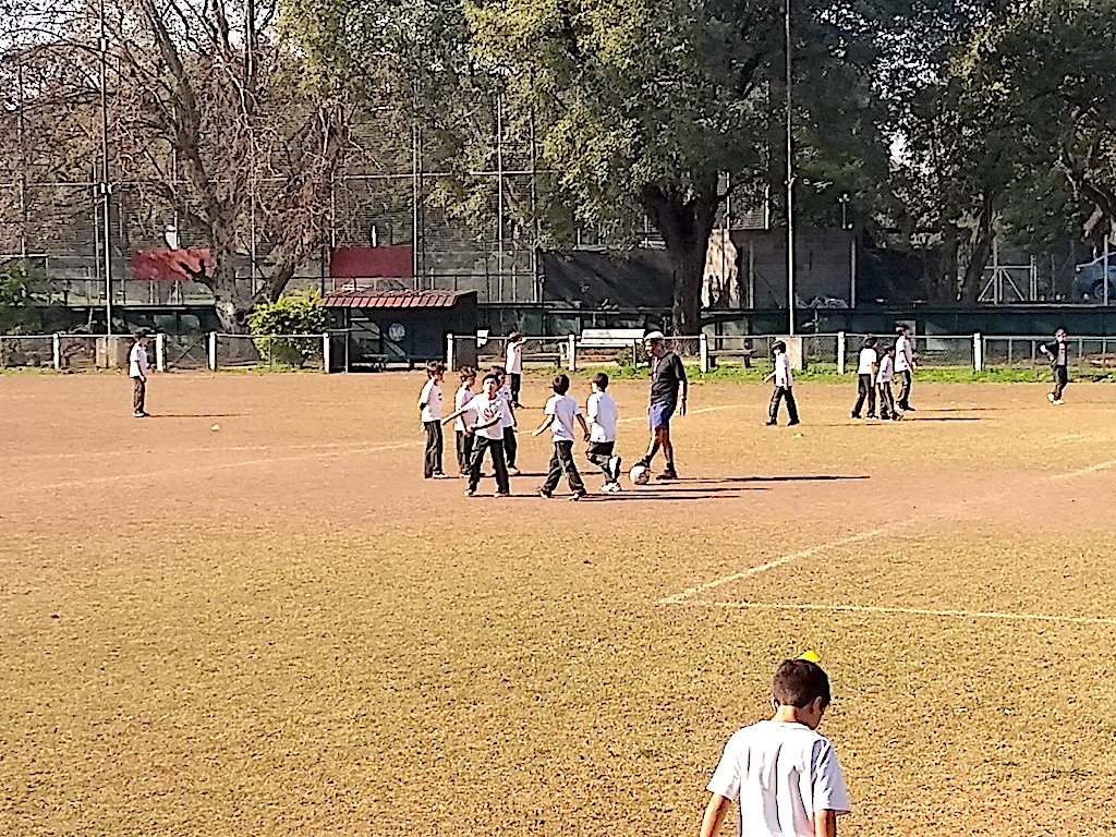 Los chicos de 4° a 7° grado entrenaron fútbol y las chicas handball