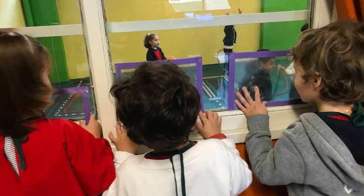 Los Lambs están trabajando en su proyecto de Arte “¿Qué podés descubrir desde tu ventana?”.