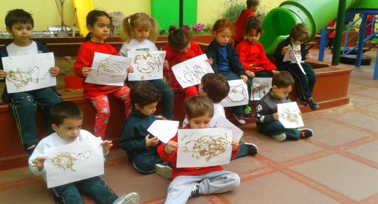Sala Frogs realizó un collage con plasticolas de colores y arena