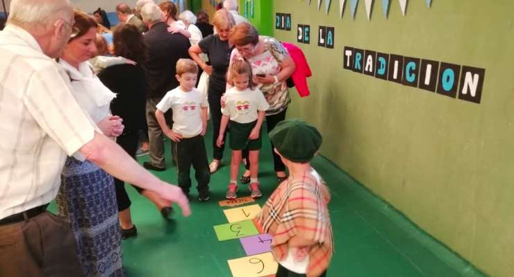 Kínder 5 festejó el Día de la Tradición con la visita de sus abuelos y familias